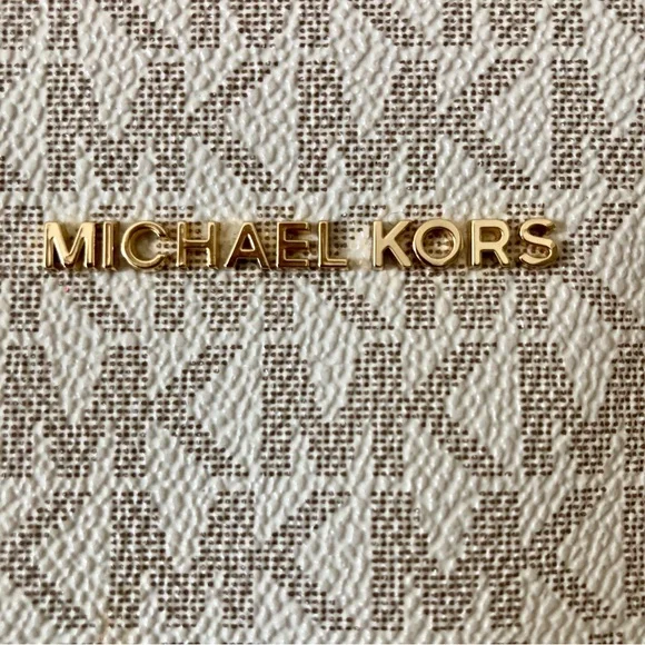 Michael Kors Voyager Tote in vanilla and acorn colors - Picture 2 of 15
